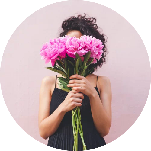 kobieta z bukietem kwiatów